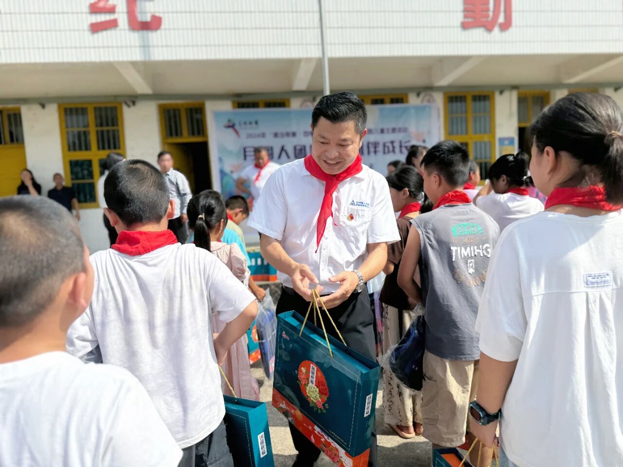“月圆人团圆 爱心伴成长”
中共亚洲富士电梯股份有限公司支部委员会中秋节关爱留困儿童主题活动详情图片7